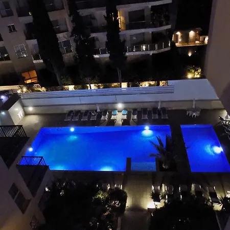 3b Beachfront Large Pool Penthouse Apollonia Beach *